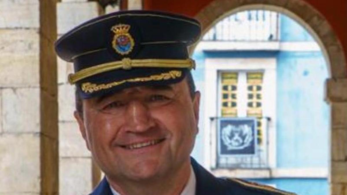Rafael Ángel Rodríguez, en los soportales del Ayuntamiento de Avilés.