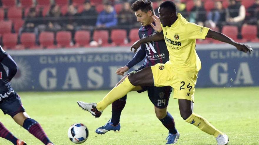 Nahuel pelea un balón con un futbolista del Huesca, ayer.