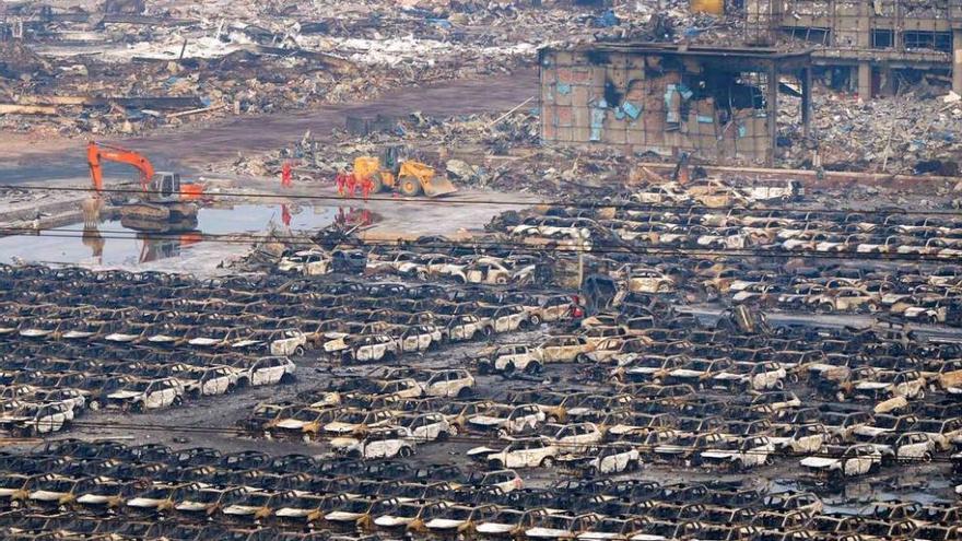 Centenares de vehículos calcinados por las explosiones de Tianjin.