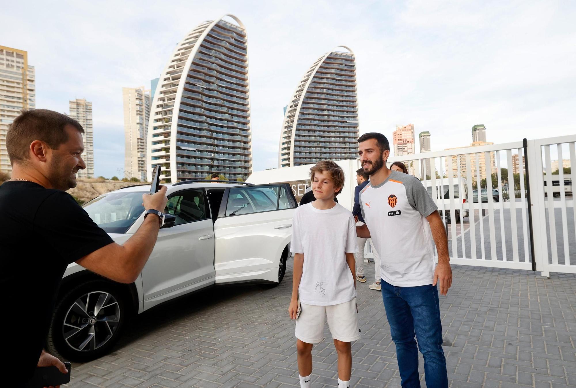 Los jugadores del Valencia CF José Luis Gayà y Giorgi Mamardashvili en un Meet&Greet en Benidorm