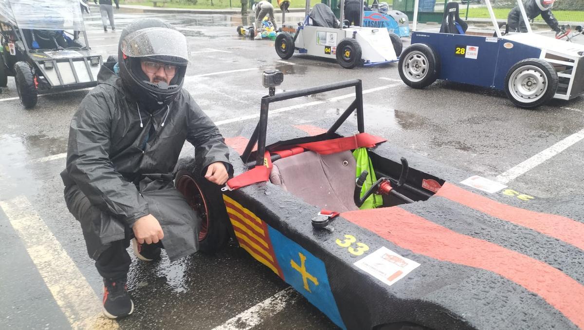 Saúl Barceló, con su auto.