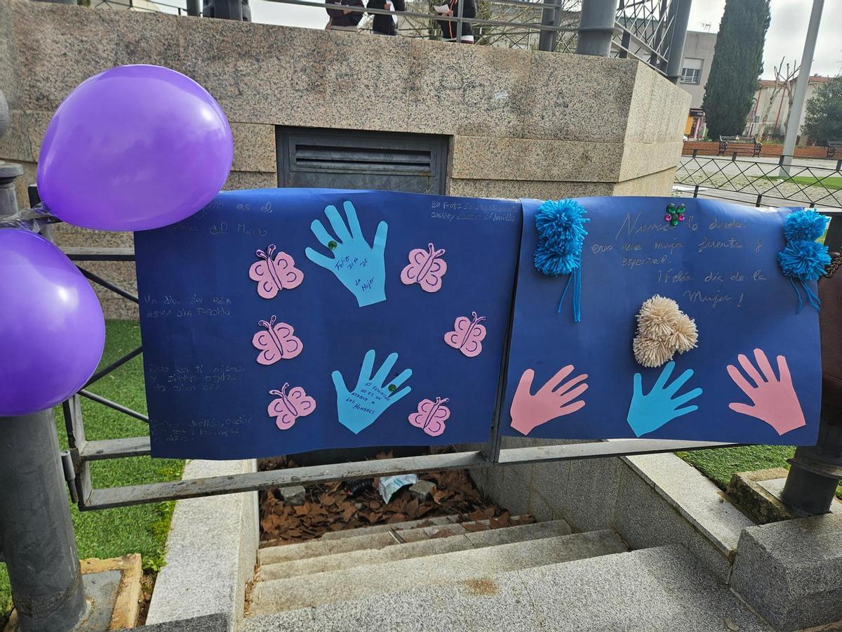 FOTOS | Alumnos de los colegios Cerro de Reyes y Pastor Sito pintan de violeta el barrio por el 8M