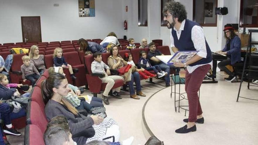 Acto celebrado ayer en la biblioteca. // S.A.