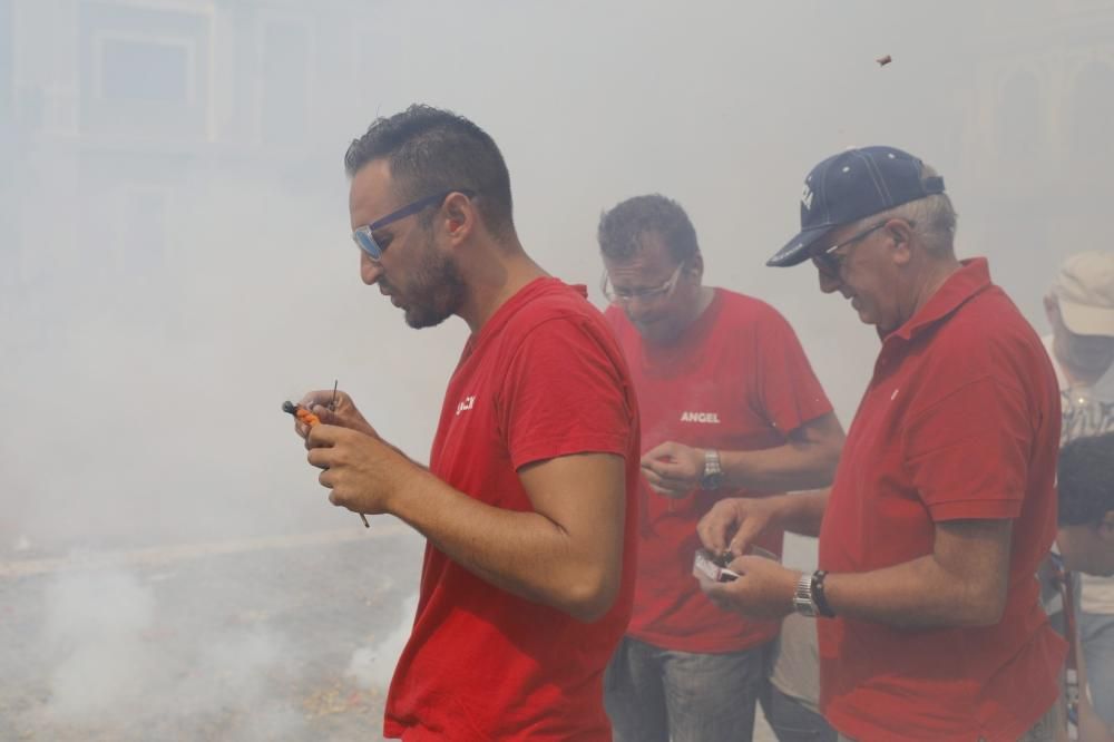 Mascletà manual en la Plaza del Pueblo de Paterna.