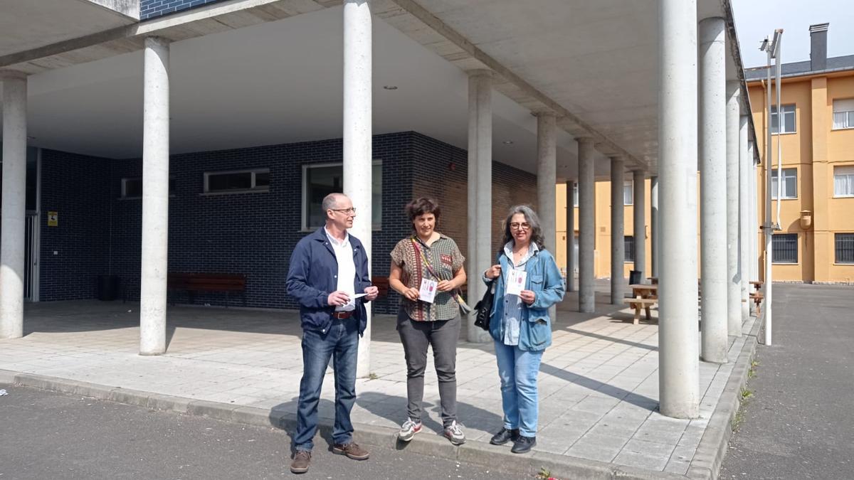 Por la izquierda, Carlos González, director de la fototeca del Museo del Pueblo de Asturias; Celia Cervero, cineasta y organizadora del evento, y Marisa Elviro, concejala de Cultura de Llanes.