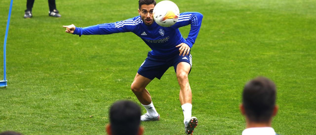 Javi Ros intenta un remate de cabeza en un entrenamiento con el Real Zaragoza.