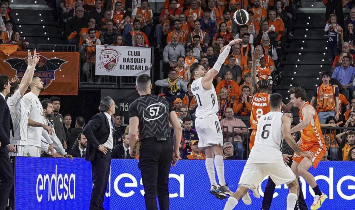Hezonja anota el triple decisivo de la semifinal. | EUROPA PRESS