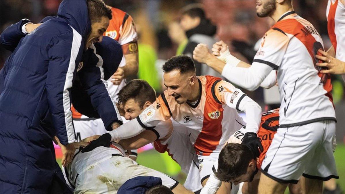 Los jugadores del Rayo celebran la victoria ante el Betis