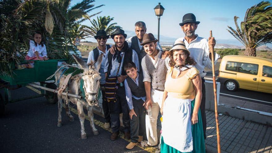 Romeros, ayer, al inicio de la romería en San Bartolomé.