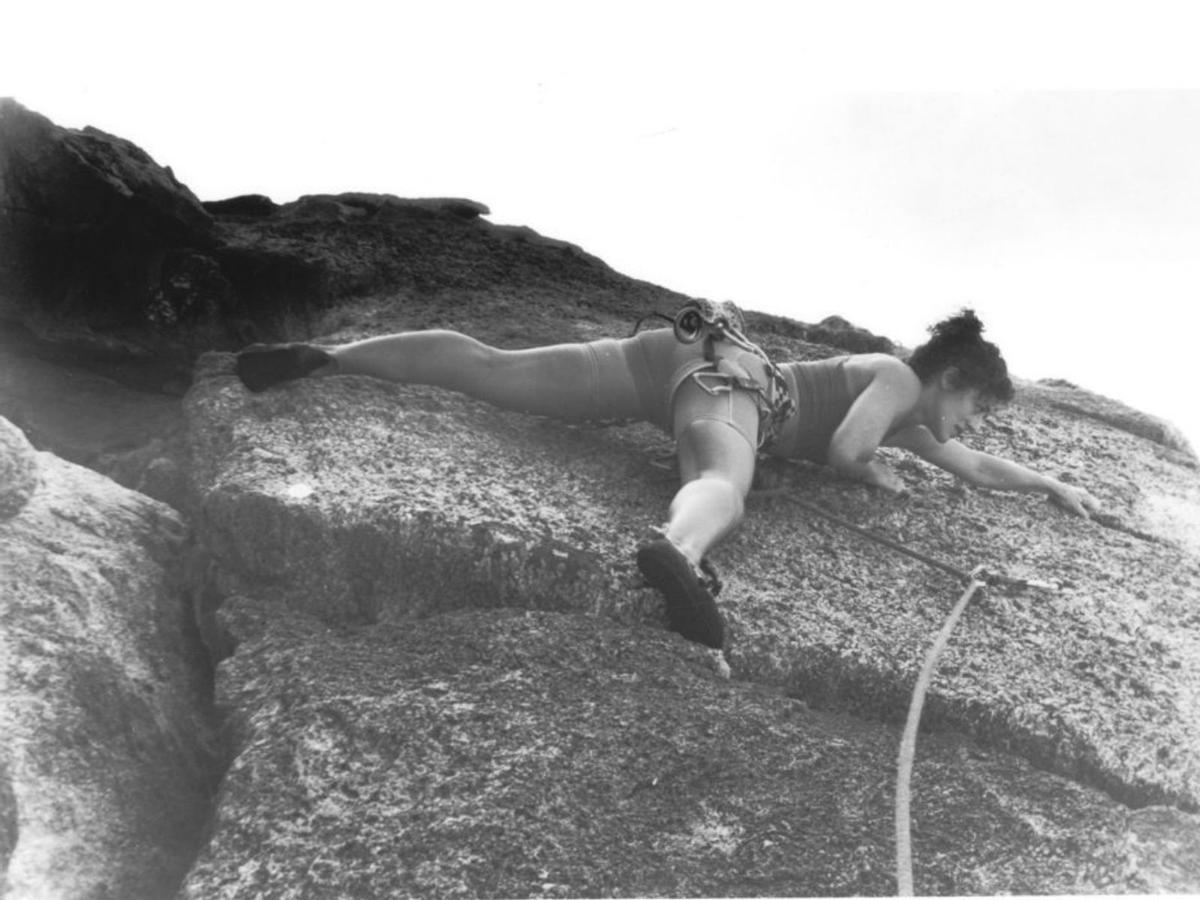 La alpinista practicando, en su juventud, una de sus actividades favoritas: la escalada.   | // ARCHIVO