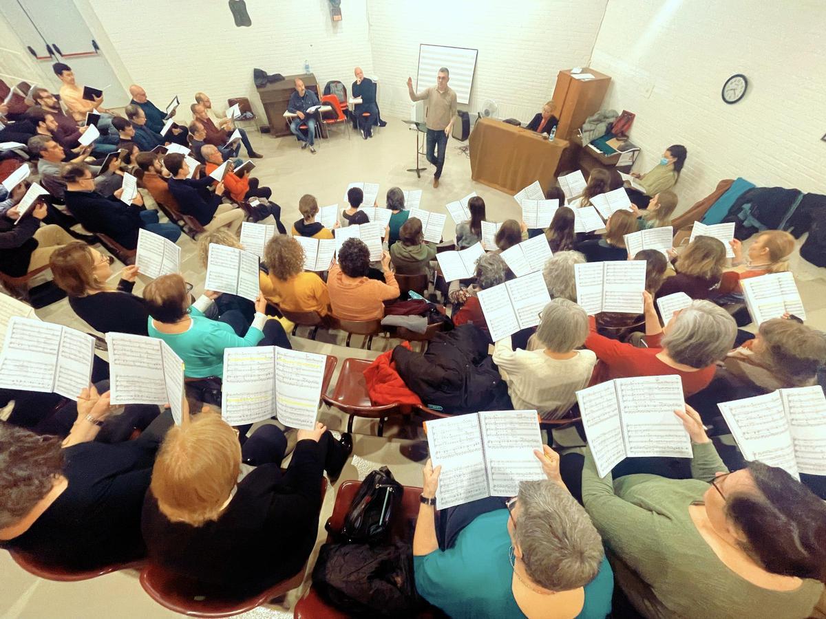 Los miembros del coro del Orfeó Gracienc ensayan bajo la dirección de Pablo Larranz y en presencia de Albert Guinovart.