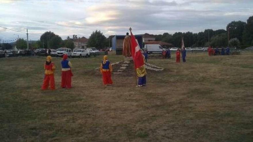 Algunos niños se preparaban ayer para la batalla. // FdV