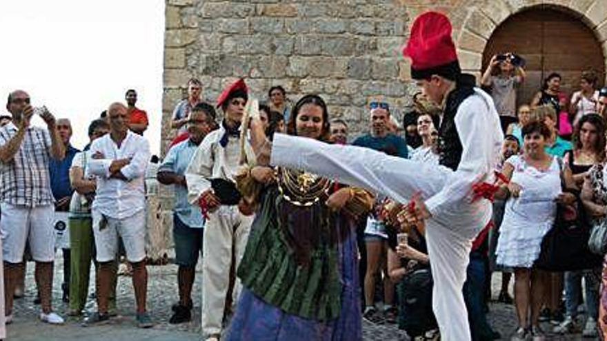 Exhibición de &#039;ball pagès&#039; en la plaza de la Catedral después de la misa en una imagen de archivo