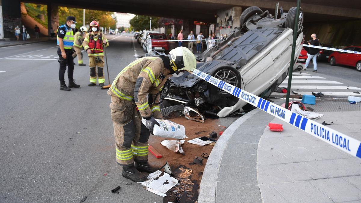 Espectacular accidente en la ronda de Outeiro con un coche precipitado a la calle Caballeros