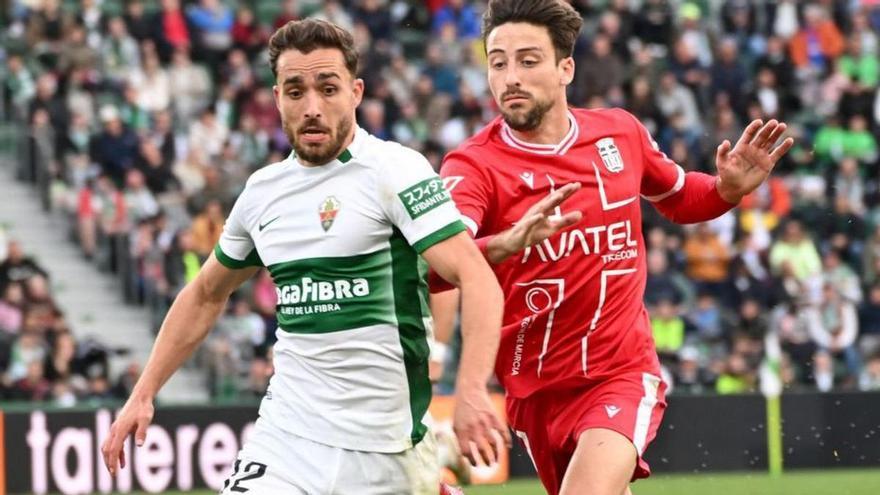 Julián Delmás persigue a un rival en el Elche-FC Cartagena