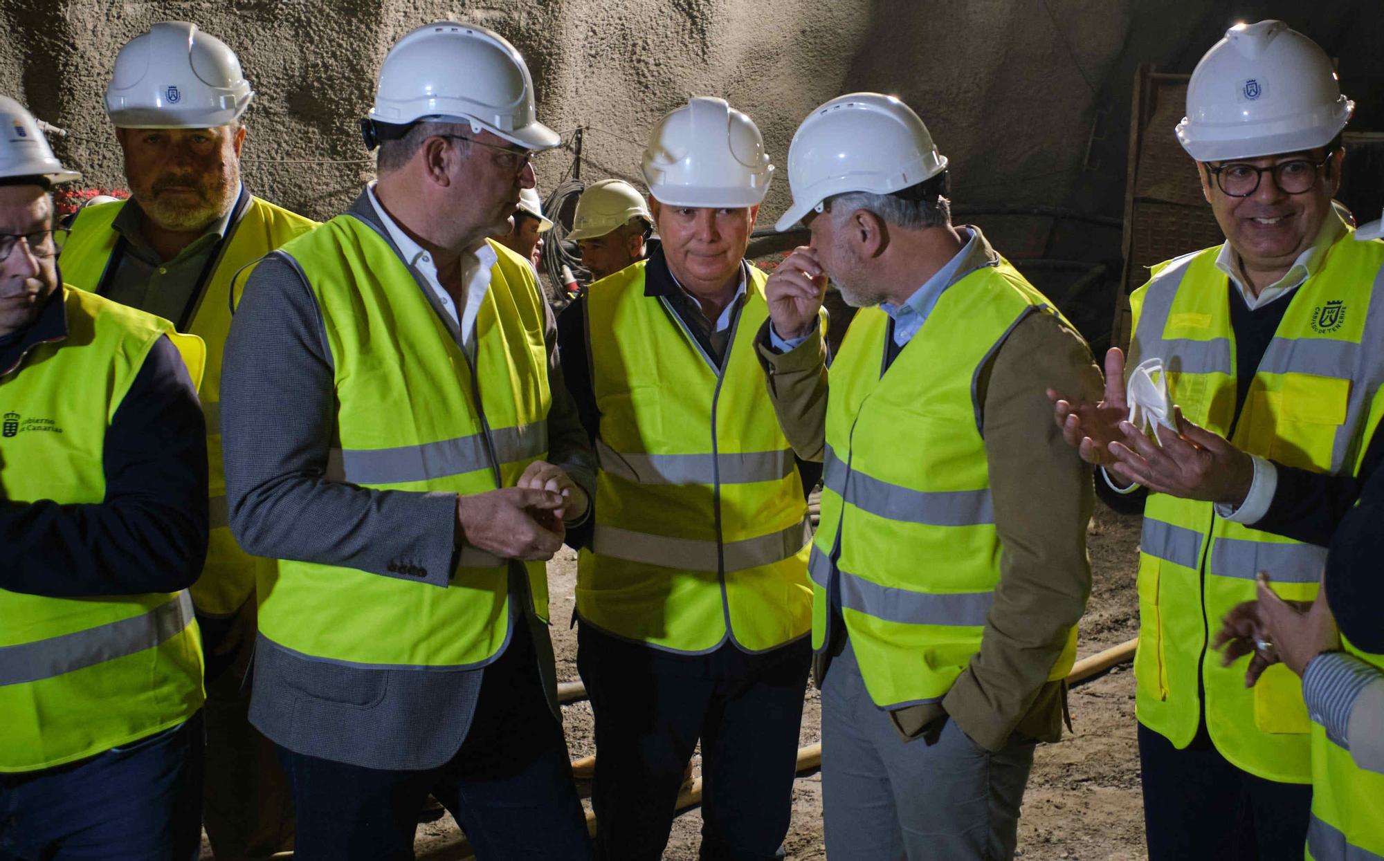El presidente de Canarias visita las obras del cierre del anillo insular en Santiago del Teide.