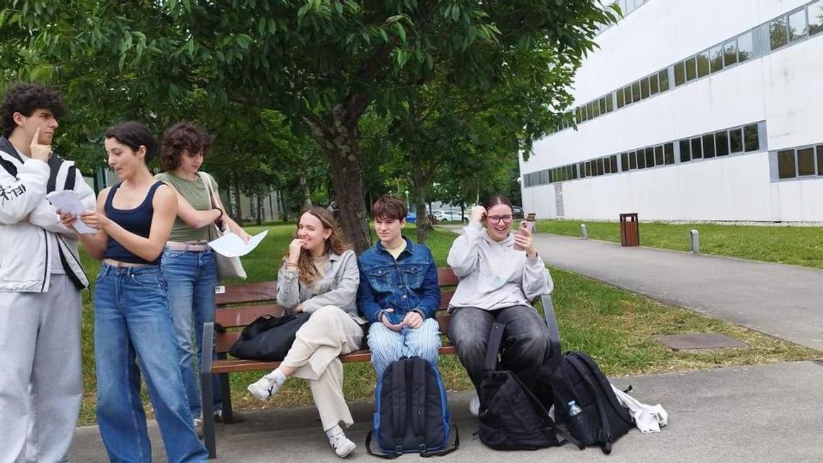 Estudiantes del IES Johan Carballeira, ayer en Pontevedra
