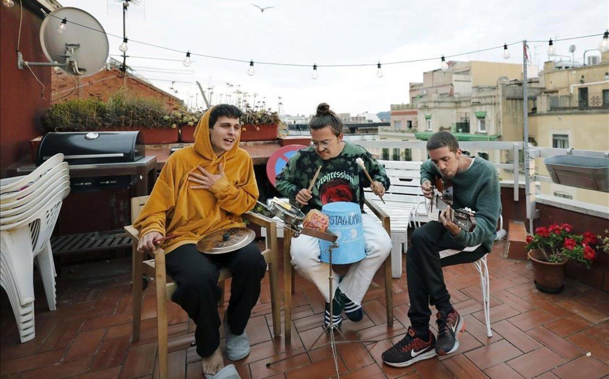  Klaus Stroink, Guillem Bultò y Rai Benet, en la terraza de su domicilio. 