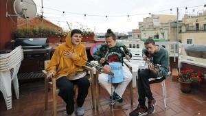  Klaus Stroink, Guillem Bultò y Rai Benet, en la terraza de su domicilio. 