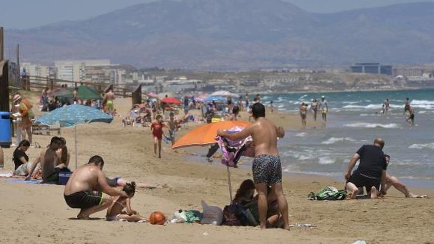 La playa de Arenales del Sol, con un gran número de usuarios durante el mediodía de ayer.