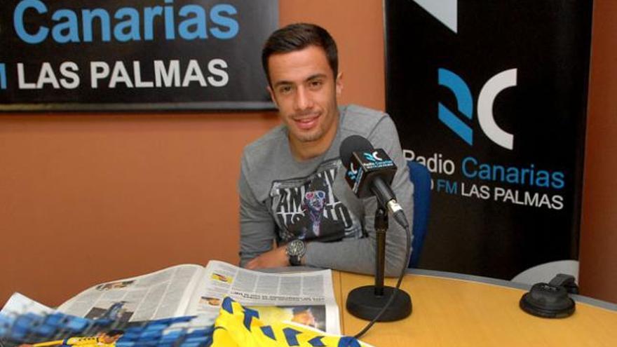 Hernán Santana, ayer, en los estudios de Radio Canarias. | santi blanco