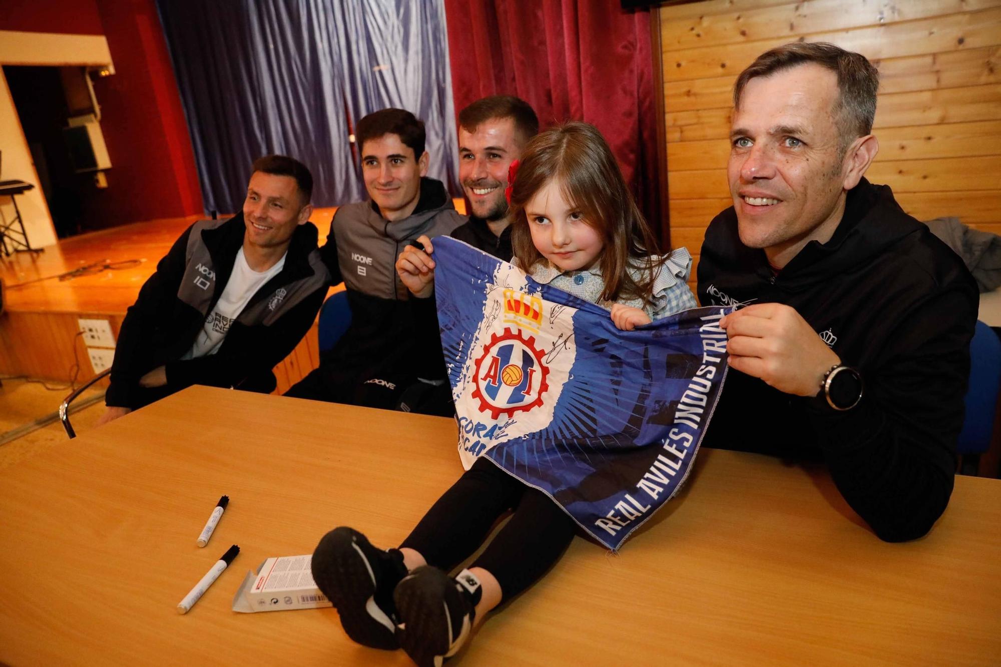 EN IMÁGENES: Así ha sido la visita del Avilés al colegio Marcelo Gago