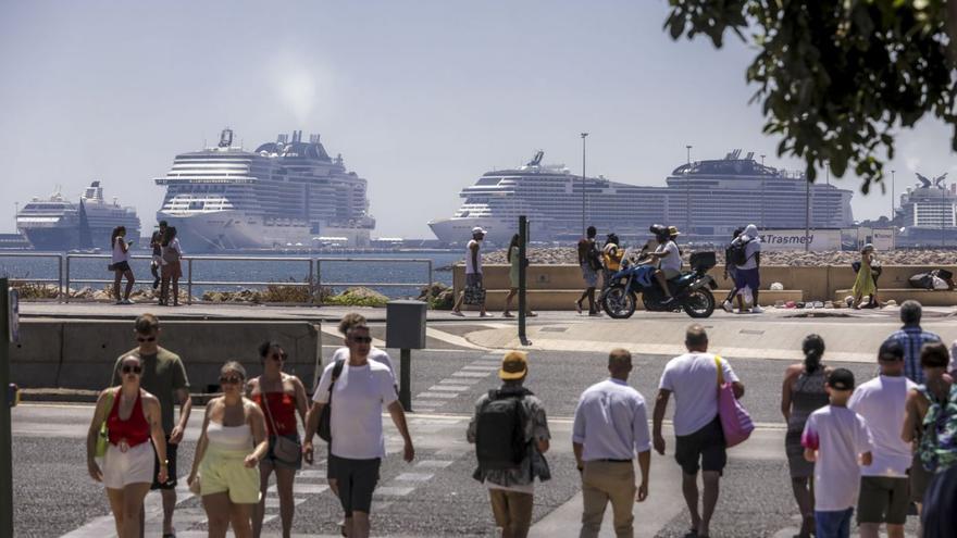 Varios buques atracados en el puerto de Palma, en una imagen de archivo. | B.RAMON