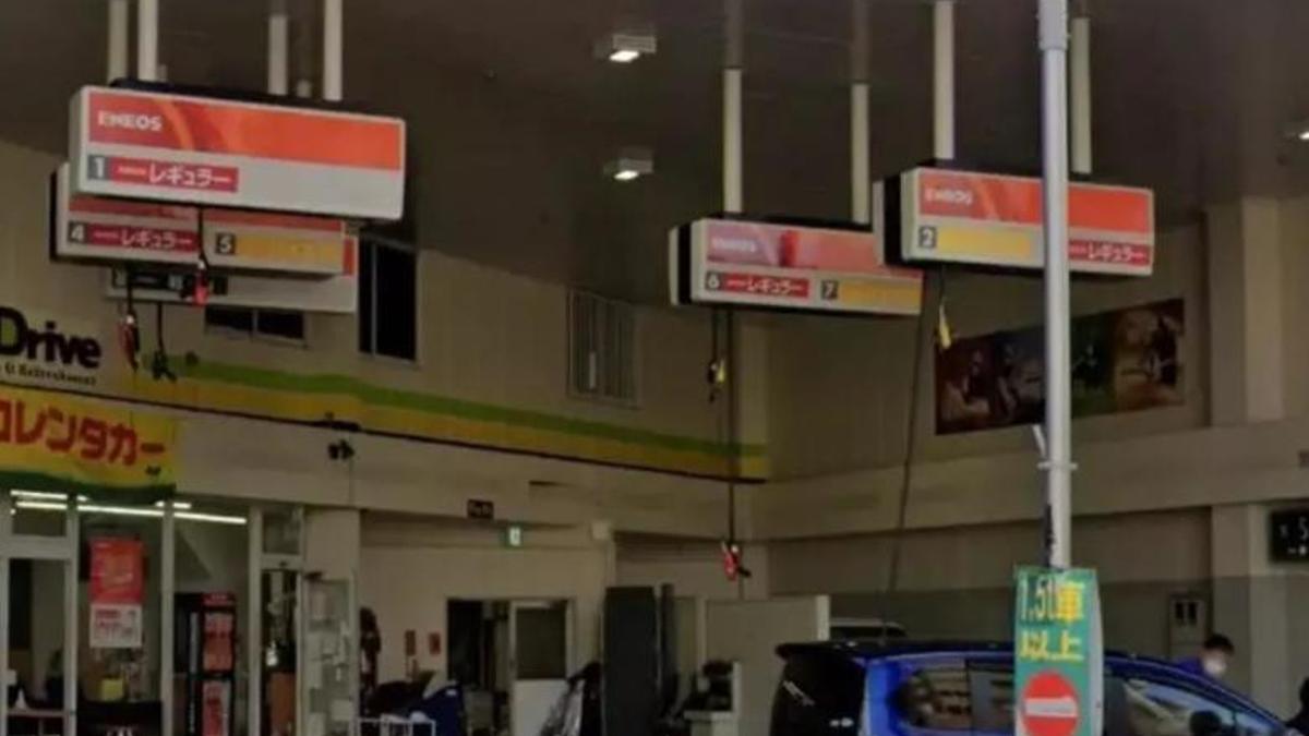 Les mànegues baixen del sostre de la benzinera