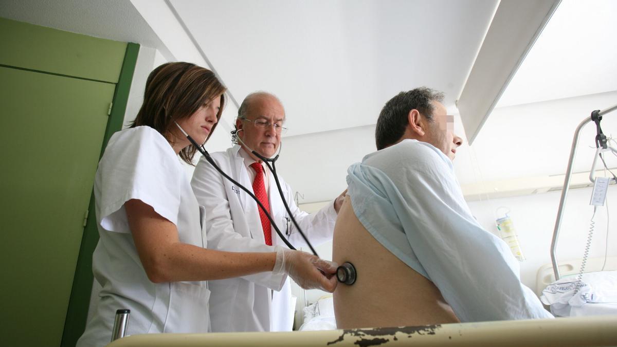 Una médico MIR de Familia ausculta a un paciente en una consulta.