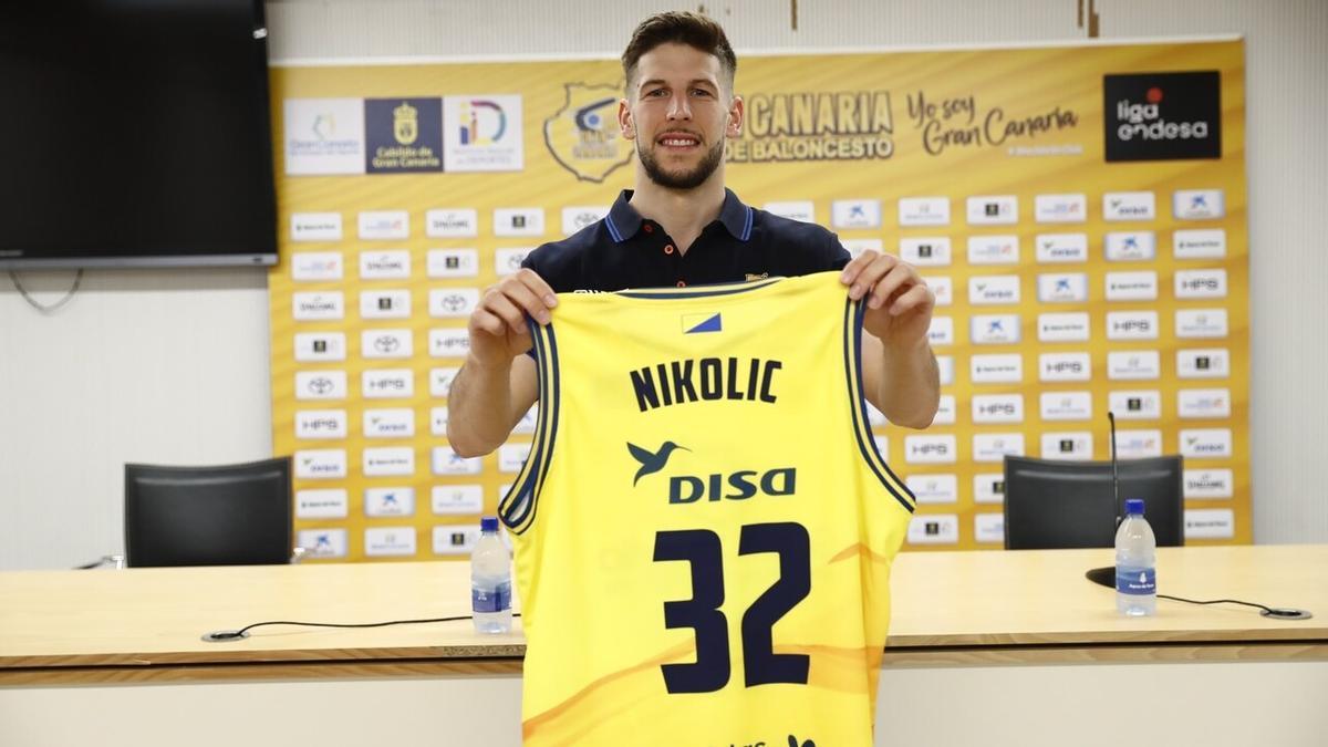 Nikolic posa con la elástica amarilla con el dorsal 32