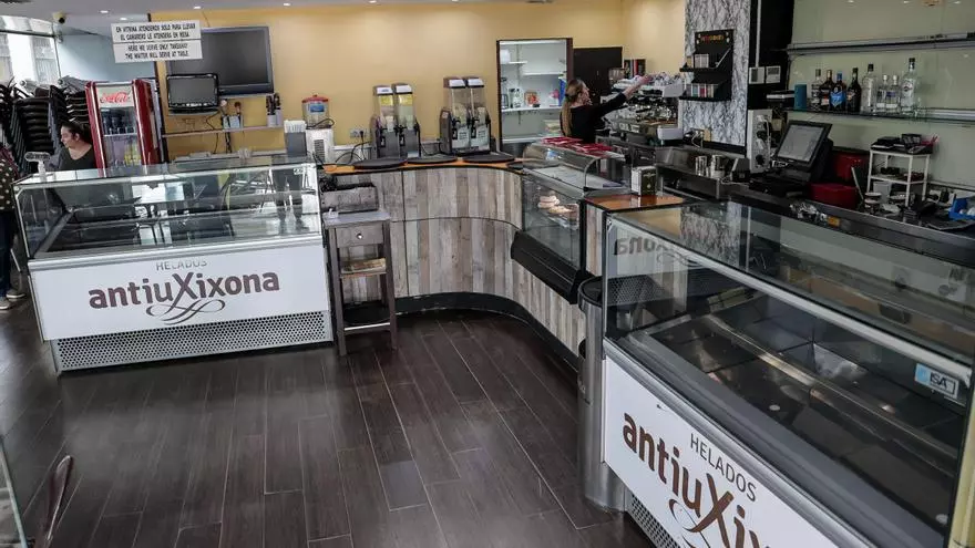 Trabajadores de una heladería céntrica de Alicante atrapados entre los impagos y la falta de producto