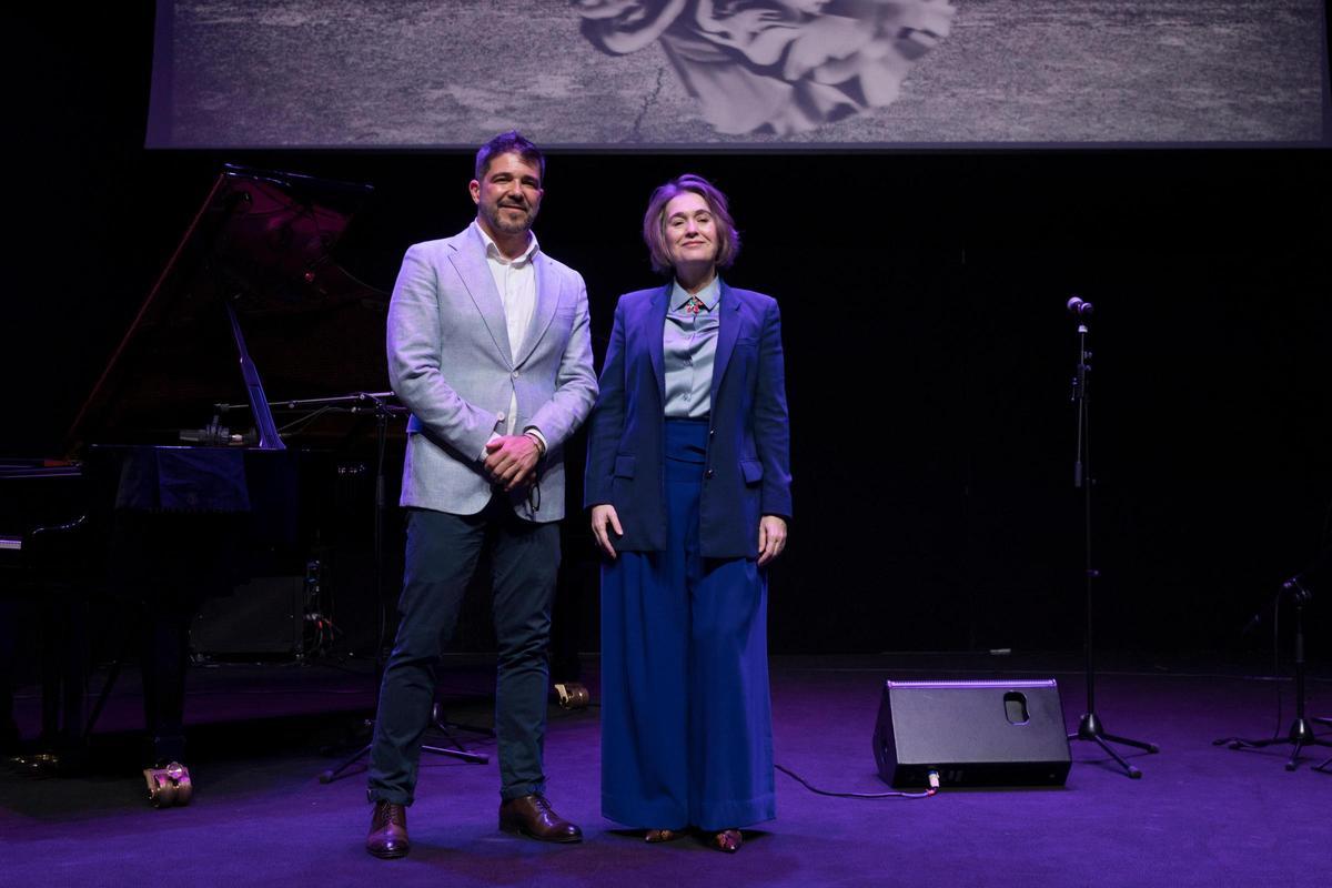 Ángel Rojas, director de la Bienal, durante su presentación junto la Delegada del Área de Gobierno de Cultura, Turismo y Deporte, Marta Rivera de la Cruz.
