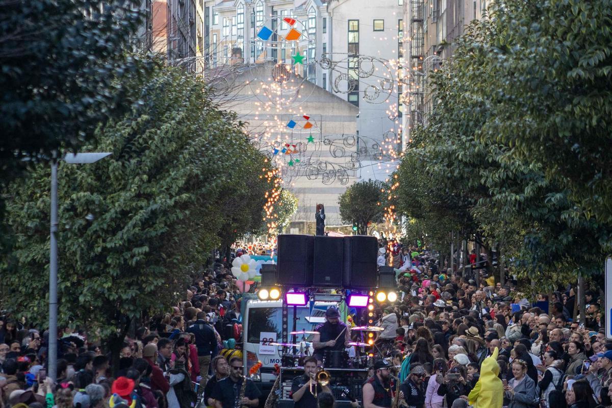 Vintedúas comparsas e dez carrozas: Santiago celebra o día grande do seu Entroido