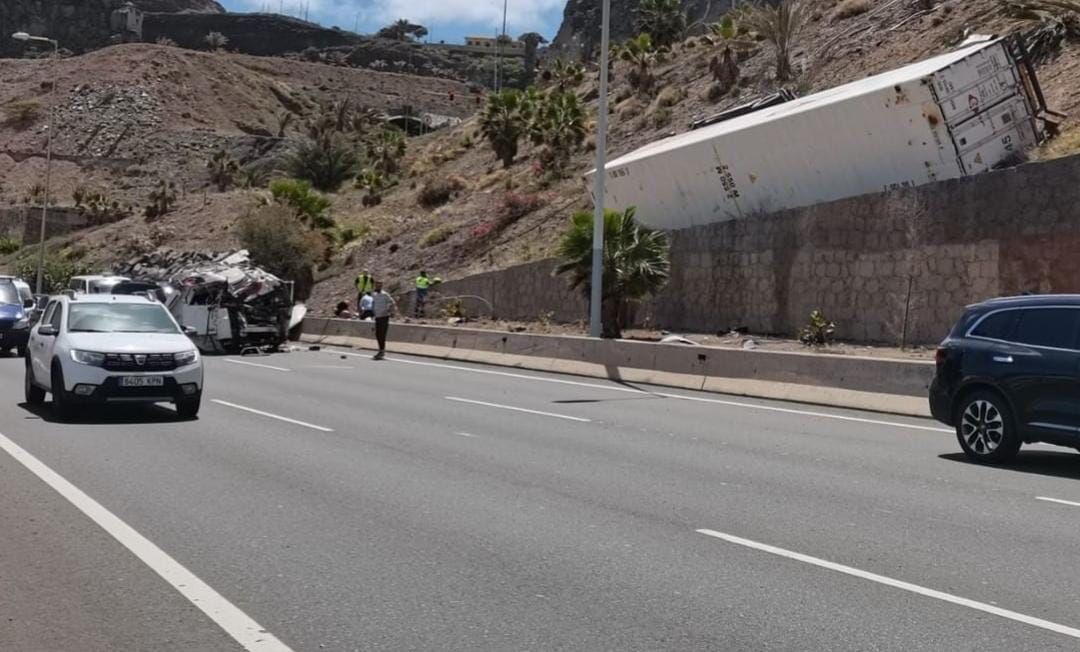 Un camión se salta la mediana acaba en una ladera cerca de La Laja