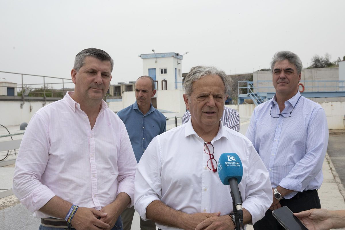 Fuentes, durante su visita a la EDAR de Sierra Boyera.