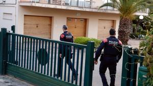 Unos Mossos registran una vivienda en Sant Feliu de Guíxols, presuntamente relacionada con la trama de carnets de conducir falsos.