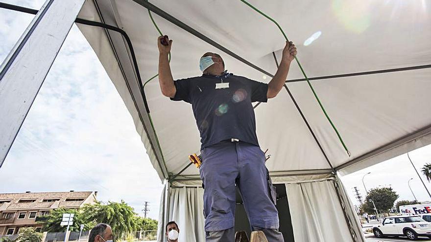 Las carpas han permanecido más de un año en el parking de la Universidad Miguel Hernández. | PILAR CORTÉS