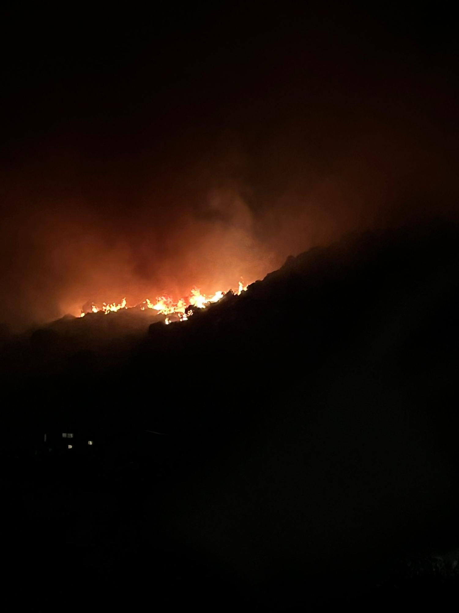 En vela y aterrados en Benimeli, el Ràfol y Sanet: "Tenemos el fuego encima de nuestras casas"