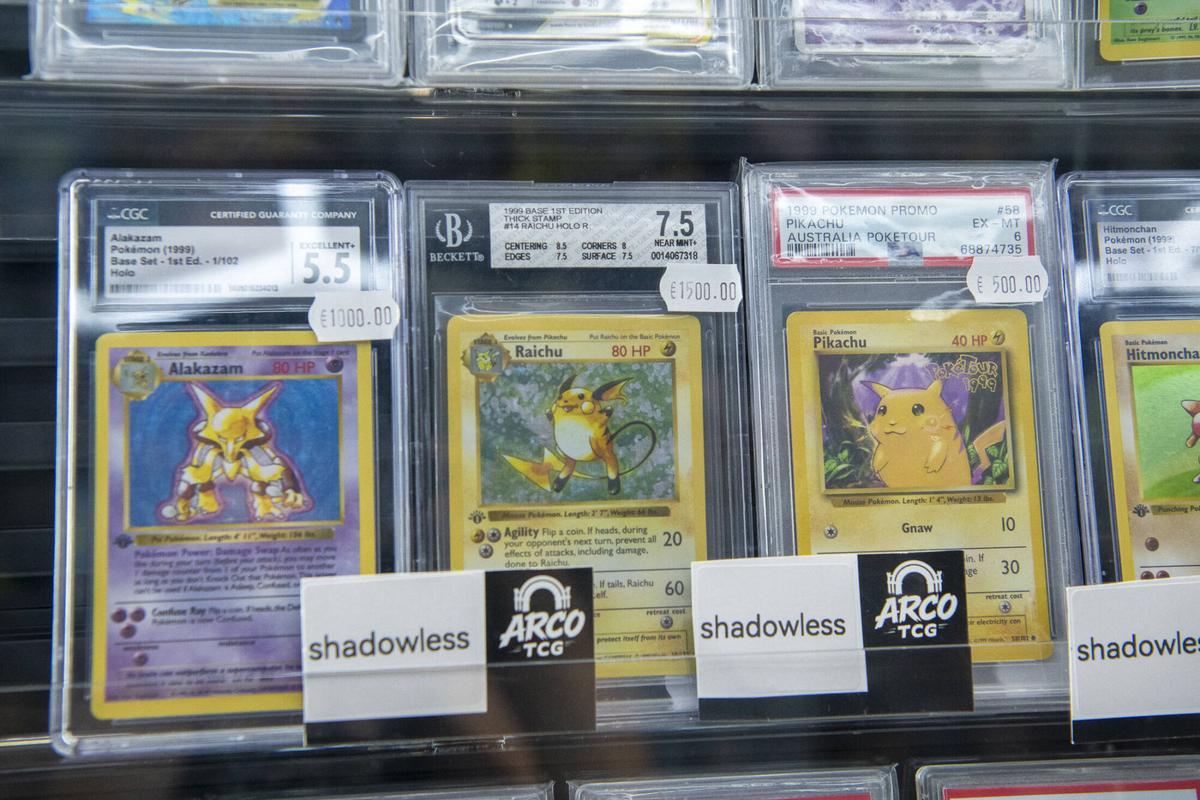 Castas Pokemon de 1.000, 1.500 y 500€, en la tienda Arco TGC. Triángulo Friqui. Barcelona, 30 de junio de 2026. Foto: Belén González / EP