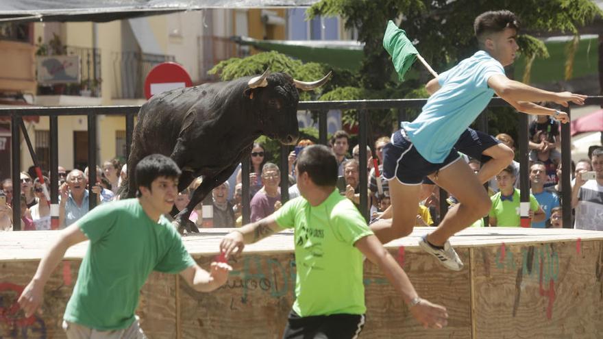 Un hombre sufre una fractura del brazo en el toro embolado del Grau de Castelló