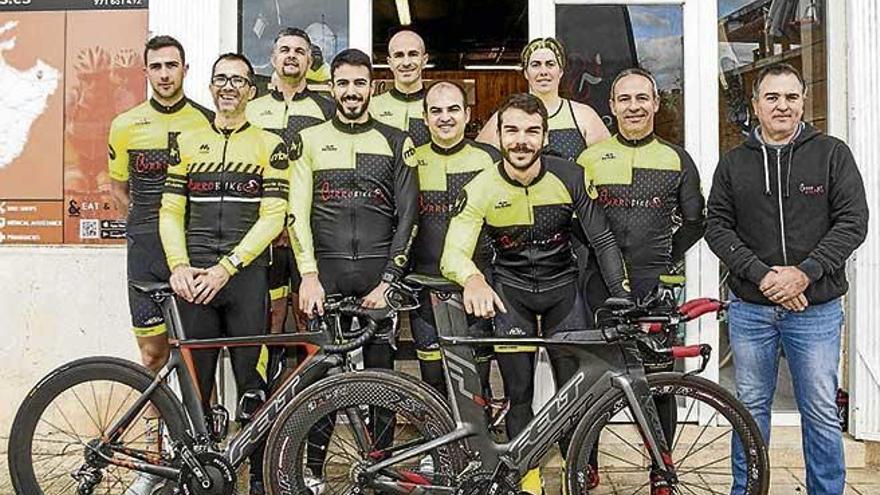 El Currobikes presenta a sus triatletas