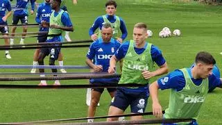 Santi Cazorla y David Costas completan todo el entrenamiento y apuntan a Riazor