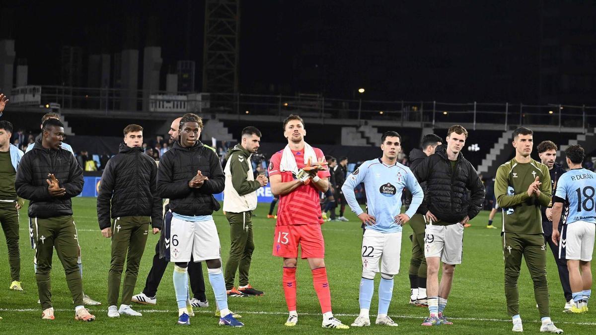 Los jugadores del Celta agradecen el apoyo de la afición al término del partido contra el Lyon