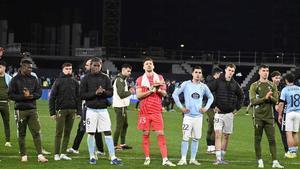 Los jugadores del Celta agradecen el apoyo de la afición al término del partido contra el Lyon