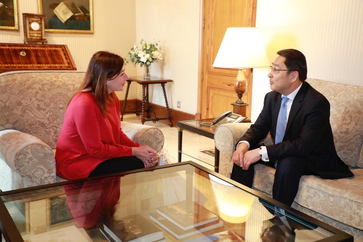 Francina Armengol i l’ex embaixador de la Xina a Espanya, Liu Fan, el 2019 reunits al Consolat.