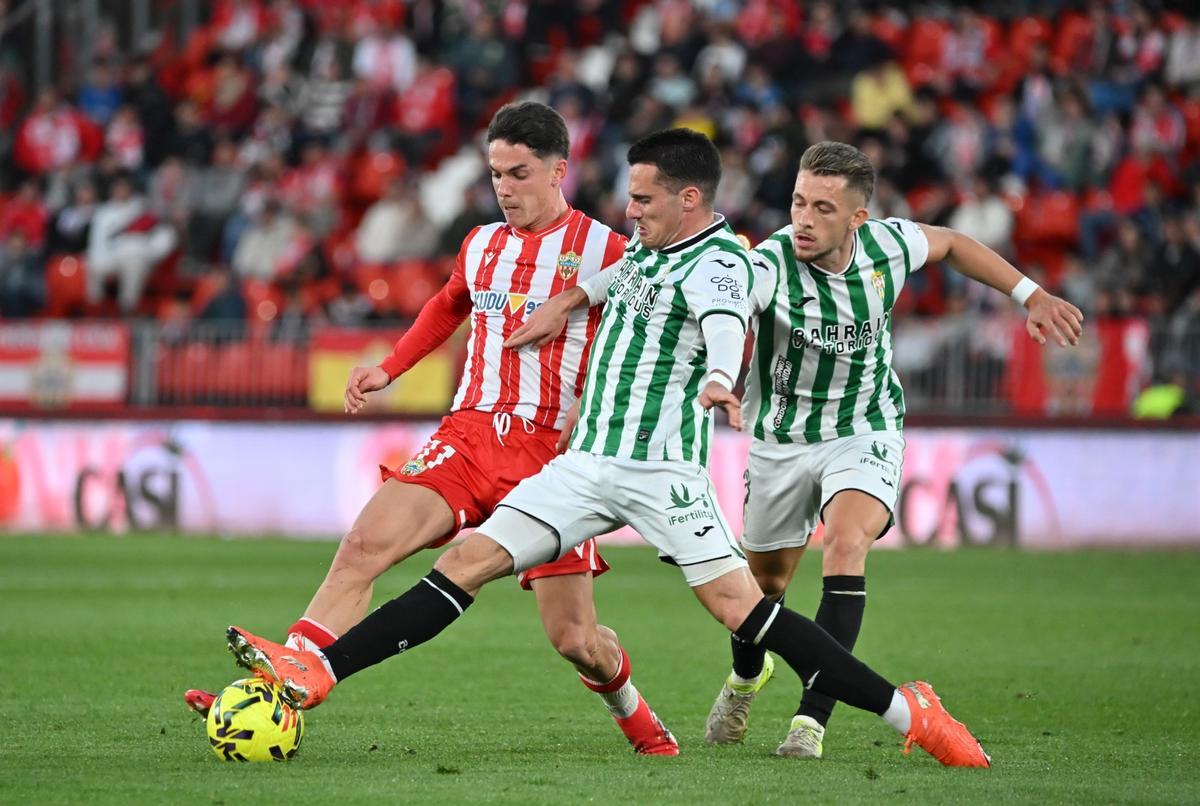 Diego Bri e Isma Ruiz pugnan con Sergio Arribas en el Almería-Córdoba CF.