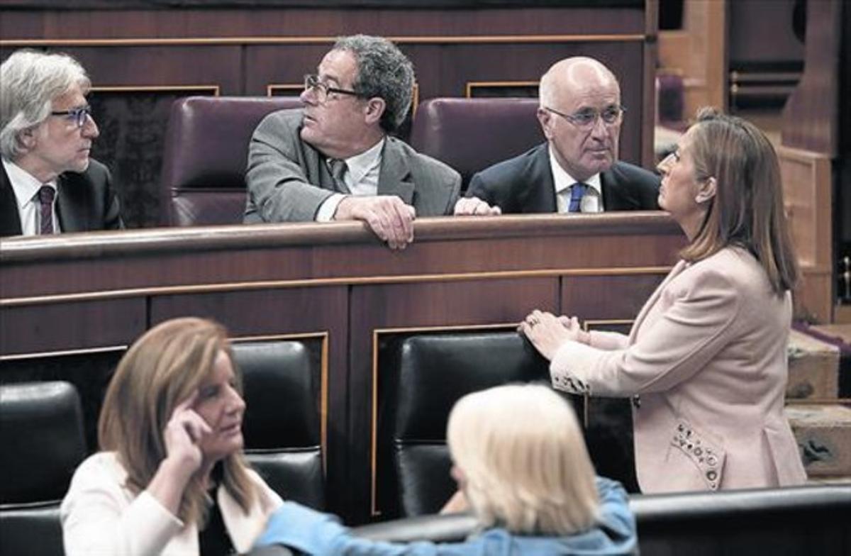 Duran, al costat de Pere Macias i Sánchez-Llibre, ahir als seus escons del Congrés dels Diputats.