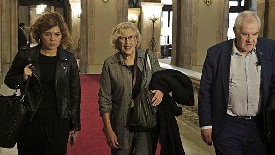 Carmena, amb Ernest Maragall i la diputada Elisenda Alamany, ahir, al Parlament.