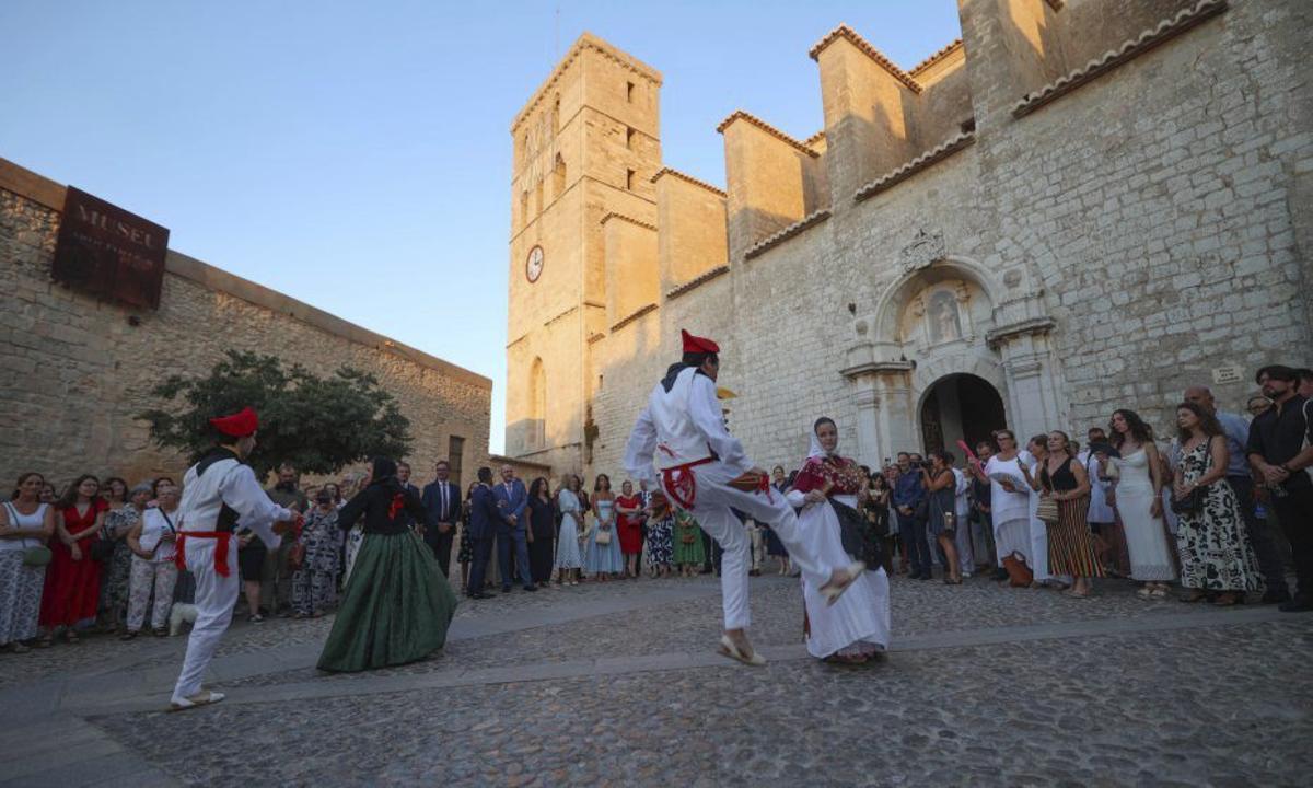 Ball pagès con la Colla de Vila ante la catedral.
