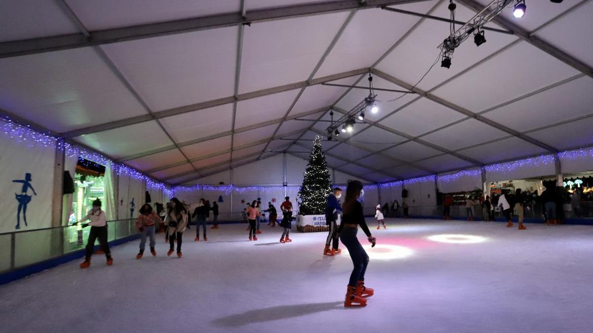 La pista de patinaje sobre hielo instalada en La Fica.